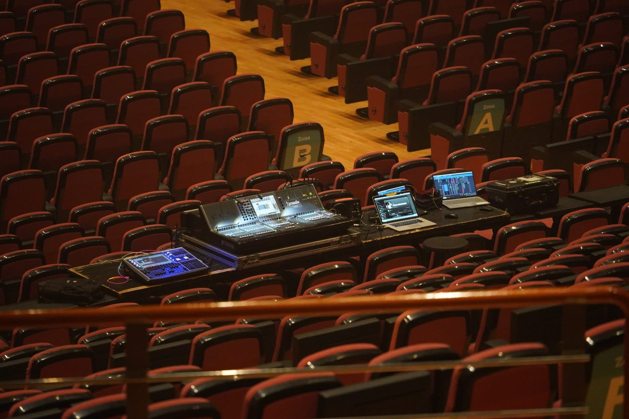 Sfeerbeeld 2020: lege concertzaal met mengtafel tijdens de coronapandemie
